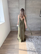 Cargar imagen en el visor de la galería, Gabrielle - Vestido largo olivo
