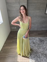 Cargar imagen en el visor de la galería, Prosseco - Vestido largo plisado verde
