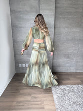 Cargar imagen en el visor de la galería, Noor - Vestido largo con mangas estampado color olivo
