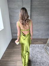Cargar imagen en el visor de la galería, Marie - Vestido largo satinado verde cartujo
