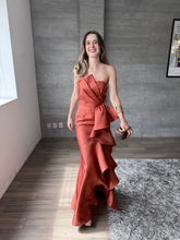 Cargar imagen en el visor de la galería, Odetta - Vestido strapless con olanes terracota

