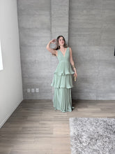 Cargar imagen en el visor de la galería, Juliette - Vestido largo plisado con olanes verde sage
