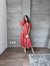 Cargar imagen en el visor de la galería, Amalia - Vestido midi crochet rosa coral

