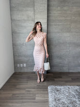 Cargar imagen en el visor de la galería, Cerise - Vestido midi crochet rosa
