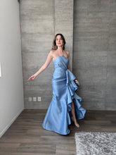 Cargar imagen en el visor de la galería, Odetta - Vestido largo strapless azul cielo
