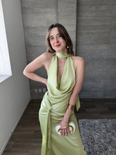 Cargar imagen en el visor de la galería, Lucciana - Vestido largo de satín lima
