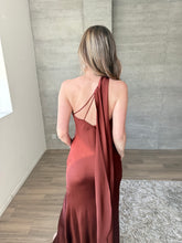 Cargar imagen en el visor de la galería, Elodie - Vestido largo satinado color merlot
