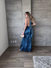 Cargar imagen en el visor de la galería, Lucciana - Vestido largo satín azul petróleo
