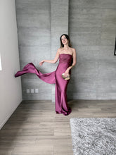 Cargar imagen en el visor de la galería, Caliz - Vestido largode satín ciruela
