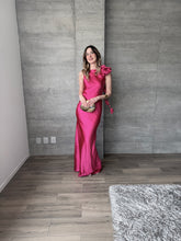 Cargar imagen en el visor de la galería, Francesca - Vestido largo satinado hot pink
