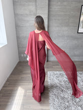Cargar imagen en el visor de la galería, Sodi - Vestido largo strapless satinado vino
