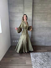 Cargar imagen en el visor de la galería, Clare - Vestido largo com mangas olivo
