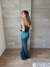 Cargar imagen en el visor de la galería, Aranza - Vestido largo verde azulado
