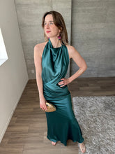 Cargar imagen en el visor de la galería, Vittoria - Vestido largio de satín verde
