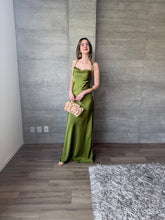 Cargar imagen en el visor de la galería, Maja - Vestido largo olivo
