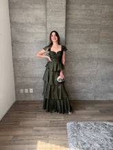 Cargar imagen en el visor de la galería, Viña - Vestido largo con olanes olivo
