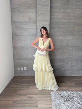 Cargar imagen en el visor de la galería, Juliette - Vestido largo plisado con olanes amarillo mantequilla
