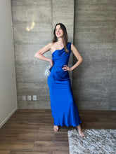 Cargar imagen en el visor de la galería, Daniela - Vestido largo satinado azul
