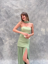 Cargar imagen en el visor de la galería, Sago - Vestido largo strapless verde sage
