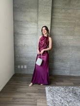Cargar imagen en el visor de la galería, Vittoria - Vestido halter color berenjena
