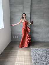 Cargar imagen en el visor de la galería, Odetta - Vestido strapless con olanes terracota
