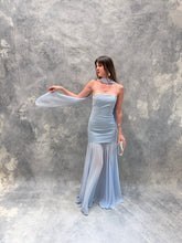 Cargar imagen en el visor de la galería, Sago - Vestido largo strapless azul cielo
