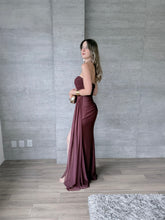 Cargar imagen en el visor de la galería, Barbadillo - Vestido largo de mesh con corset vino
