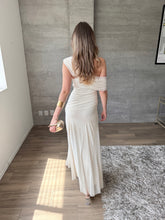 Cargar imagen en el visor de la galería, Noa - Vestido largo de un hombro blanco crudo
