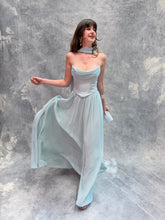 Cargar imagen en el visor de la galería, Keirah - Vestido largo strapless con corset en color menta
