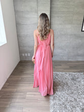 Cargar imagen en el visor de la galería, Guava - Vestido largo plisado rosa
