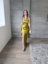 Cargar imagen en el visor de la galería, Duna - Vestido largo satinado verde

