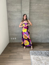 Cargar imagen en el visor de la galería, Leah - Vestido largo strapless floral color ciruela multicolor
