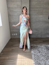 Cargar imagen en el visor de la galería, Allure - Vestido largo satinado verde con estampado floral
