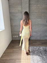 Cargar imagen en el visor de la galería, Tessa - Vestido midi de mesh amarillo
