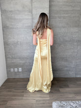Cargar imagen en el visor de la galería, Marena - Vestido strapless de satín amarillo
