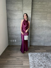 Cargar imagen en el visor de la galería, Vittoria - Vestido halter color berenjena
