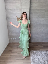 Cargar imagen en el visor de la galería, Viña - Vestido largo con olanes olivo
