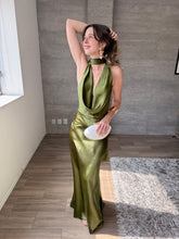 Cargar imagen en el visor de la galería, Milah - Vestido largo halter de satín verde musgo
