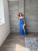 Cargar imagen en el visor de la galería, Clementine - Vestido largo strapless azul
