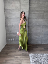 Cargar imagen en el visor de la galería, Nicola - Vestido midi plisado verde olivo
