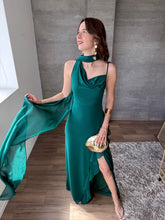 Cargar imagen en el visor de la galería, Silvana - Vestido largo asimétrico esmeralda
