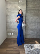 Cargar imagen en el visor de la galería, Marissa - Vestido largo con olanes en hombros azul

