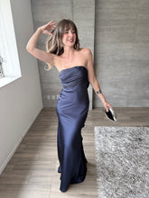 Cargar imagen en el visor de la galería, Caliz - Vestido largo de satín marino
