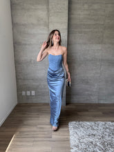 Cargar imagen en el visor de la galería, Praiano - Vestido largo strapless azul humo
