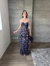 Cargar imagen en el visor de la galería, Coraline - Vestido strapless de tul con olanes azul marino
