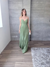 Cargar imagen en el visor de la galería, Alboran - Vestido largo plisado olivo
