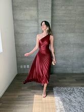 Cargar imagen en el visor de la galería, Nicola - Vestido midi plisado vino

