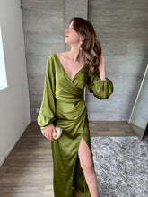 Cargar imagen en el visor de la galería, Cecile - Vestido largo satinado olivo
