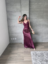 Cargar imagen en el visor de la galería, Antehia - Vestido largo falda satinada ciruela
