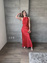 Cargar imagen en el visor de la galería, Vittoria -  Vestido largo satin rojo
